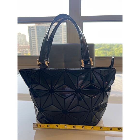 Medium Size Geometric Design Black - Picture 7 of 16